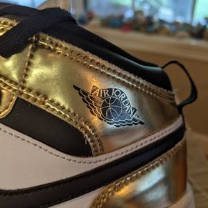 Jordan 1 Mid Jordan 1 Mid Metallic Gold Black White Gold Black White